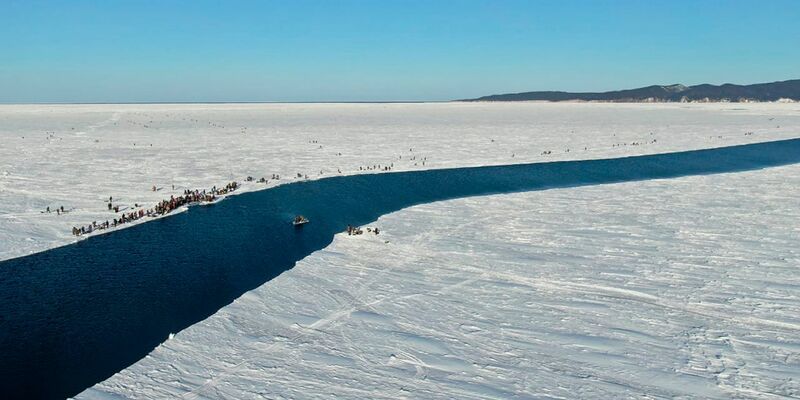 Immer wieder kommt es in Russland zu Zwischenfällen beim beliebten Eisfischen. (Illustration) - Foto: Russia Emergency Situations Ministry Press Service/AP/dpa