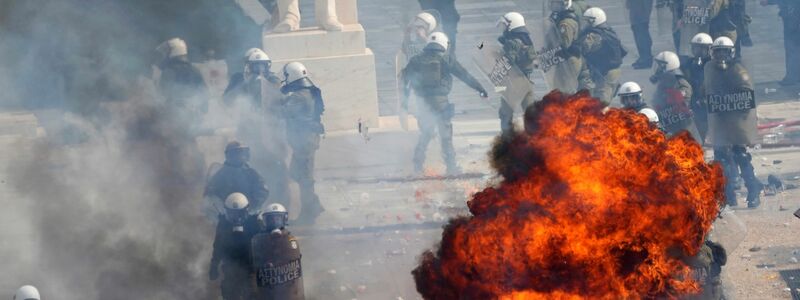 Rund 500 bis 700 Vermummte sorgten bei der Demonstration in Athen für Chaos. - Foto: Thanassis Stavrakis/AP/dpa