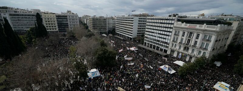 Rund 170.000 Menschen gingen allein in Athen auf die Straße. - Foto: Thanassis Stavrakis/AP/dpa