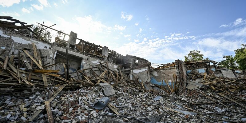 Die Stadt Myrnohrad ist schon in der Vergangenheit durch russischen schwer zerstört worden. (Archivbild). - Foto: -/ukrin/dpa