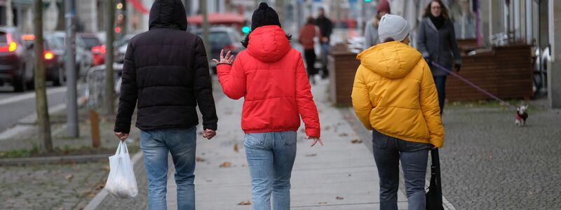 In Deutschland tragen viele seit Jahren in der Winterzeit gerne Pufferjacken - hier in Schwarz, Rot, Gelb. (Foto von 2021) - Foto: Sebastian Willnow/dpa-Zentralbild/dpa