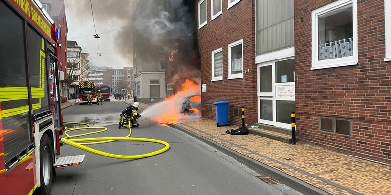 FW Bremerhaven: PKW-Brand in der Schleswiger Straße - Foto: presseportal.de
