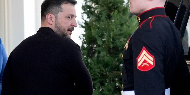 Rausgeworfen oder gegangen? Selenskyj verlässt das Weiße Haus. - Foto: Evan Vucci/AP/dpa