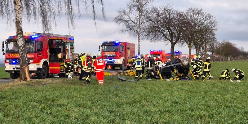 FW Ense: Schwerer Verkehrsunfall zwischen Ruhne und Waltringen - Foto: presseportal.de
