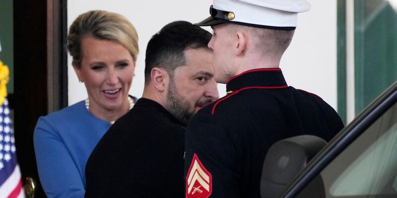 Das Tischtuch zwischen US-Präsident Trump und dem ukrainischen Staatschef Selenskyj scheint zerschnitten. (Archivbild) - Foto: Ben Curtis/AP/dpa