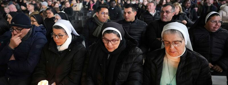 Unter den Gläubigen auf dem Petersplatz, die für Papst Franziskus beteten, waren auch zahlreiche Nonnen. - Foto: Kirsty Wigglesworth/AP/dpa