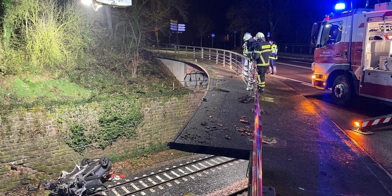POL-PDTR: Pkw stürzt in Gleisbett - aktuelle Bergung - Foto: presseportal.de
