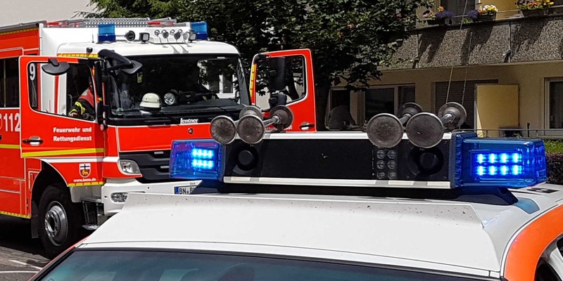 FW-BN: Gemeldete Rauchentwicklung in einem Mehrfamilienhaus mit eingeschlossenen Personen im Obergeschoss und Gewässerverunreinigung stellen sich glücklicherweise als Fehlalarm heraus. - Foto: presseportal.de
