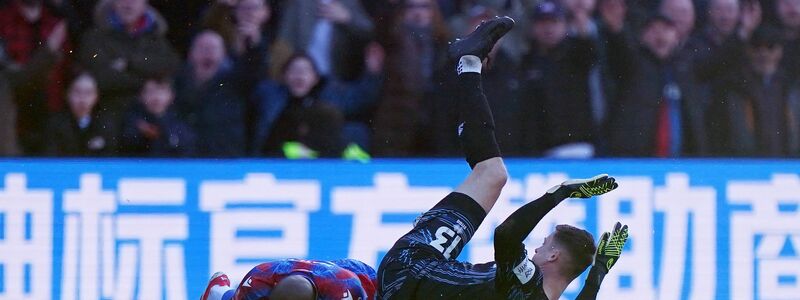 Millwall-Torhüter Liam Roberts sieht für sein Foul die Rote Karte - aber erst nach einem VAR-Eingriff. - Foto: Zac Goodwin/PA Wire/dpa