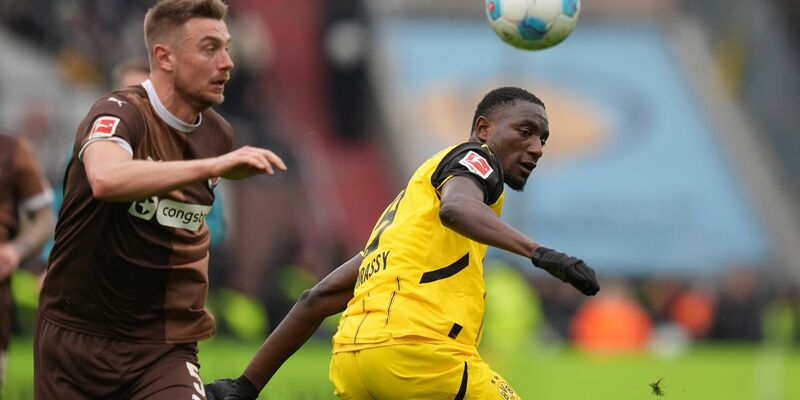 Alles Anfeuern nutzte nichts: St. Paulis Trainer Alexander Blessin. - Foto: Marcus Brandt/dpa