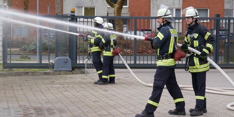 FW Celle: 20 neue Feuerwehrleute erreichen die Qualifikationsstufe Einsatzfähigkeit in Celle - Foto: presseportal.de
