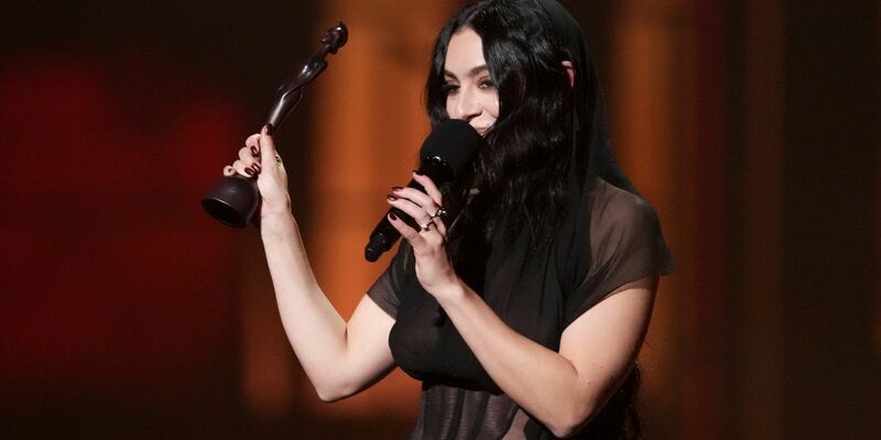 Charli XCX gewann bei den Brit Awards 2025 gleich fünf Preise. - Foto: Scott A Garfitt/Invision/AP/dpa