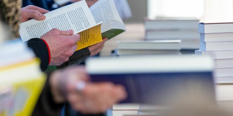 Bei der Analyse des Buchmarkts soll KI helfen. (Archivbild) - Foto: Hendrik Schmidt/dpa