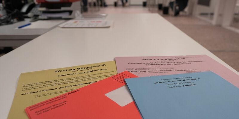 Auf zwei Stimmzetteln kann jeder Wahlberechtigte bei der Bürgerschaftswahl insgesamt zehn Kreuze machen. (Archivbild) - Foto: Marcus Brandt/dpa