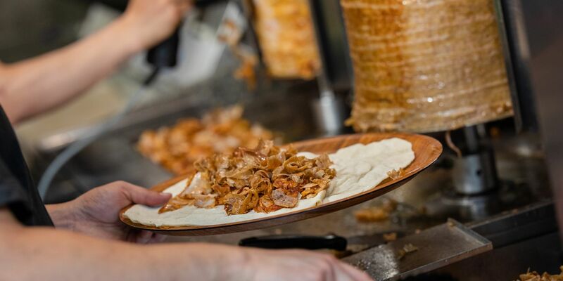 Rindfleisch ist so teuer geworden, dass etliche Dönerläden in München Kalb von der Speisekarte streichen (Foto: Illustration) - Foto: Christoph Schmidt/dpa