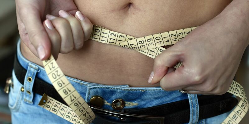 Essstörungen wie Magersucht, Bulimie und Binge Eating nehmen nach Daten der Krankenkasse KKH stark zu - vor allem unter 12- bis 17-jährigen Mädchen. (Symbolbild) - Foto: Jens Kalaene/dpa-Zentralbild/dpa