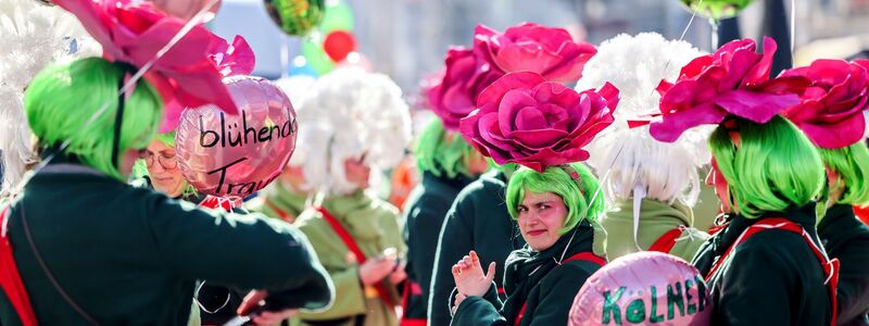  Einen Tag vor Rosenmontag ziehen traditionell die «Schull- und Veedelszöch» durch Köln. - Foto: Oliver Berg/dpa