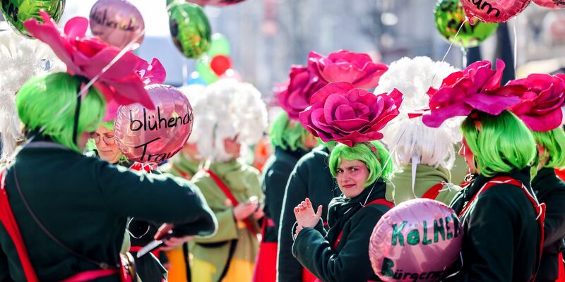 Einen Tag vor Rosenmontag ziehen traditionell die «Schull- und Veedelszöch» durch Köln. - Foto: Oliver Berg/dpa