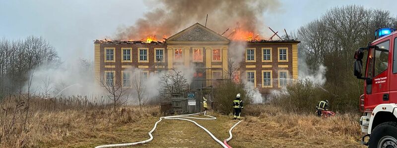 Die Polizei geht von Brandstiftung aus. - Foto: Freiwillige Feuerwehr Dassow/dpa