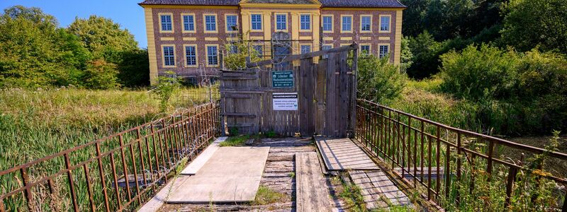 Das kulturgeschichtlich bedeutende Schloss Johannstorf im nordwestmecklenburgischen Dassow ist abgebrannt. (Archivbild) - Foto: Jens Büttner/dpa-Zentralbild/dpa