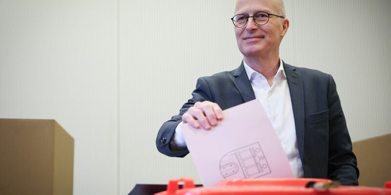 Die Wahllokale im Stadtstaat Hamburg sind geschlossen, Prognosen sehen die SPD von Peter Tschentscher erneut vorn. - Foto: Christian Charisius/dpa