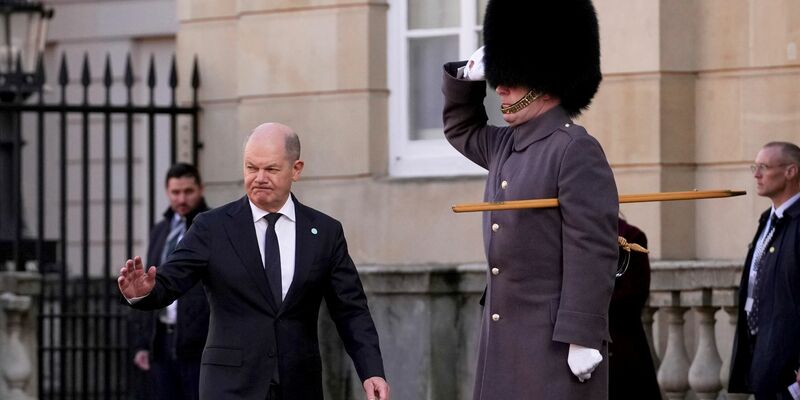 Der Bundeskanzler wurde vom britischen Premier Keir Starmer per Handschlag begrüßt. - Foto: Christophe Ena/Pool AP/AP/dpa