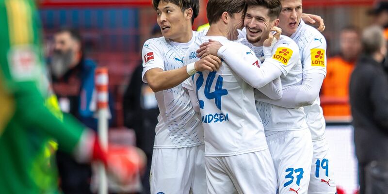 Tor ohne Ankündigung: Armin Gigovic jubelt vor den Kieler Fans.  - Foto: Andreas Gora/dpa