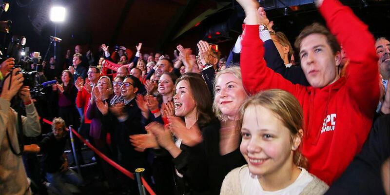 SPD-Anhänger reagieren auf die 18-Uhr-Prognose zur Hamburger Wahl am 02.03.2025 - Foto: über dts Nachrichtenagentur