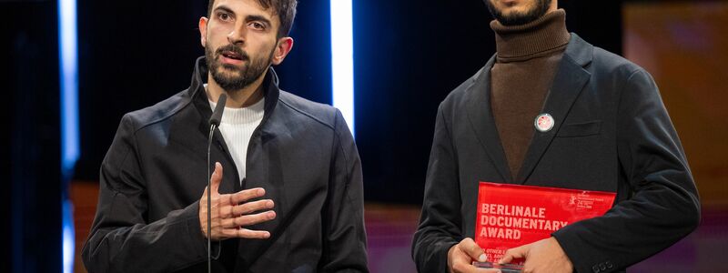 Die Regisseure Yuval Abraham (l) und Basel Adra hatten bei der Berlinale im vergangenen Jahr den Dokumentarfilmpreis entgegengenommen. (Archivbild) - Foto: Monika Skolimowska/dpa