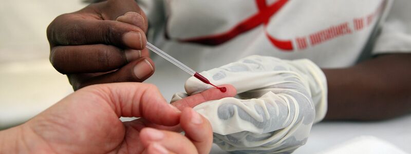 Blutabnahme für einen HIV-Test in einer südafrikanischen Klinik (Archivbild) - Foto: picture alliance / dpa