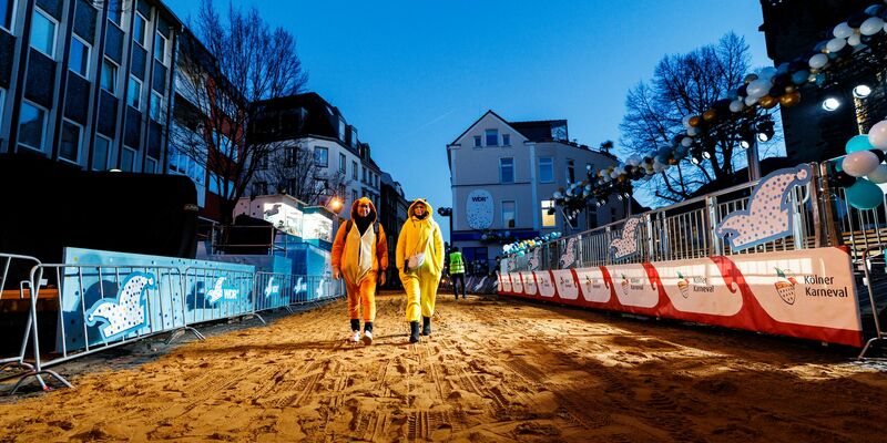 Erste Jecken sind im Morgengrauen unterwegs. - Foto: Christoph Reichwein/dpa
