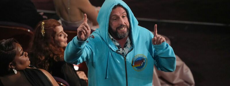 Adam Sandler saß in Sweatshirt-Jacke und Shorts im Publikum. - Foto: Chris Pizzello/Invision/AP/dpa