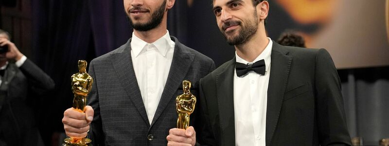 Basel Adra (l) und Yuval Abraham gewannen einen Oscar für den Dokumentarfilm «No Other Land». - Foto: John Locher/Invision/AP/dpa