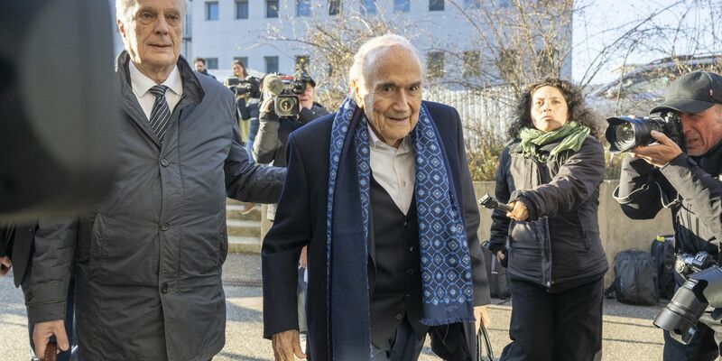 Joseph Blatter (r) muss sich wegen einer Millionenzahlung erneut vor Gericht verantworten. - Foto: Urs Flueeler/KEYSTONE/dpa