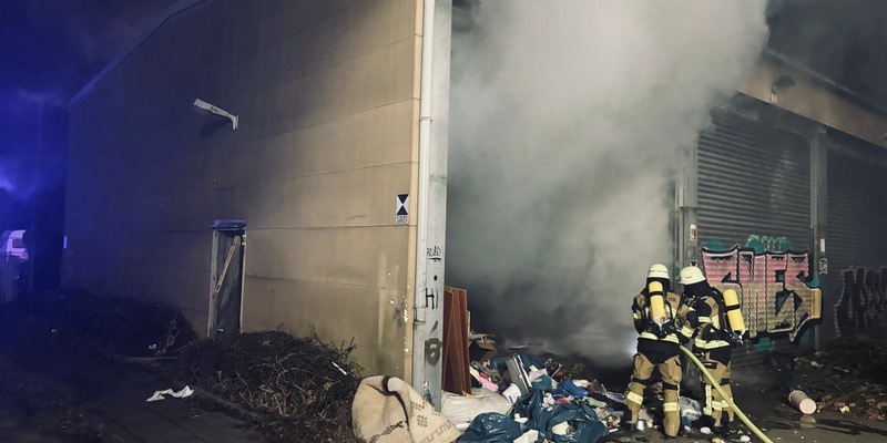 FW-E: Starke Rauchentwicklung aus ehemaliger Fahrzeughalle der Feuerwehr - Foto: presseportal.de