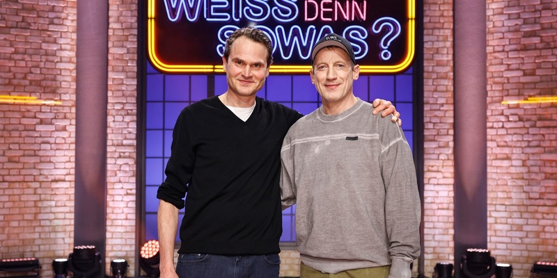 Wer löst die Quiz-Fälle? Tatort-Kommissare Fabian Hinrichs und Wotan Wilke Möhring bei Wer weiß denn sowas? - Das Wissensquiz vom 10. bis 14. März 2025, um 18:00 Uhr im Ersten - Foto: presseportal.de