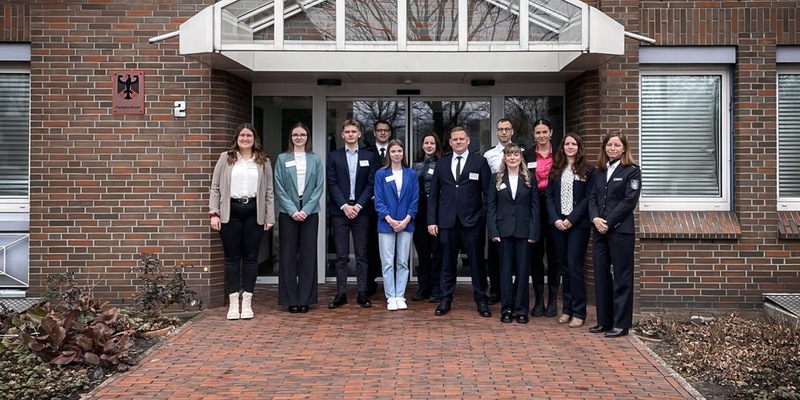 HZA-OL: Berufseinsteiger beim Hauptzollamt Oldenburg Jetzt Karriere beim ZOLL starten! - Foto: presseportal.de