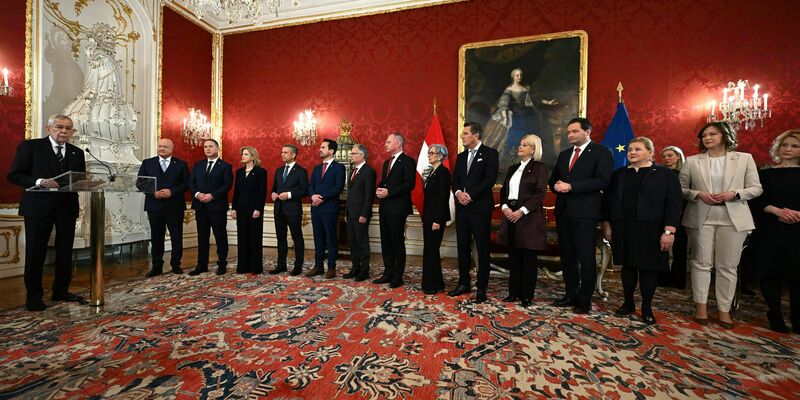 Die neue Drei-Parteien-Regierung in Österreich ist im Amt - Foto: Roland Schlager/APA/dpa