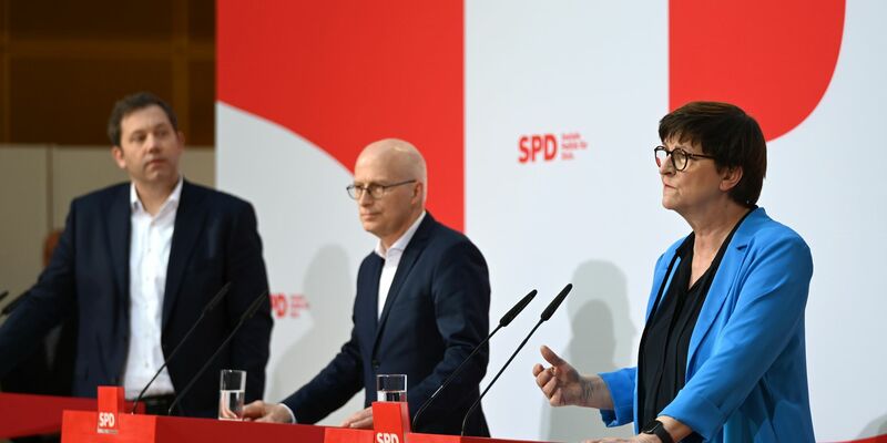 Hamburgs Bürgermeister Peter Tschentscher lässt die Frage nach dem künftigen Koalitionspartner seiner SPD vorerst offen. - Foto: Katharina Kausche/dpa