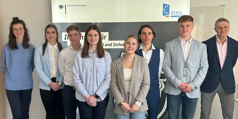 HZA-RO: Berufseinsteiger beim Hauptzollamt Rosenheim / sechs Anwärter und Anwärterinnen für den gehobenen Dienst frisch vereidigt - Foto: presseportal.de