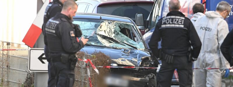 Mit diesem Fahrzeug soll ein Mann in eine Menschenmenge in Mannheim gefahren sein. - Foto: Boris Roessler/dpa