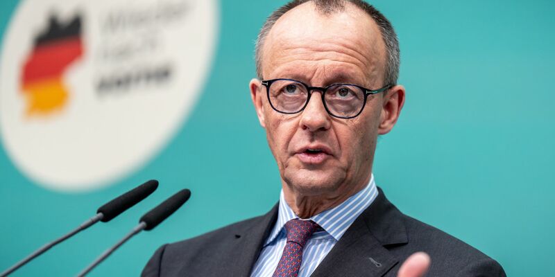 Unions-Kanzlerkandidat Merz will die Finanzfragen vor dem EU-Gipfel am Donnerstag geklärt haben. - Foto: Michael Kappeler/dpa