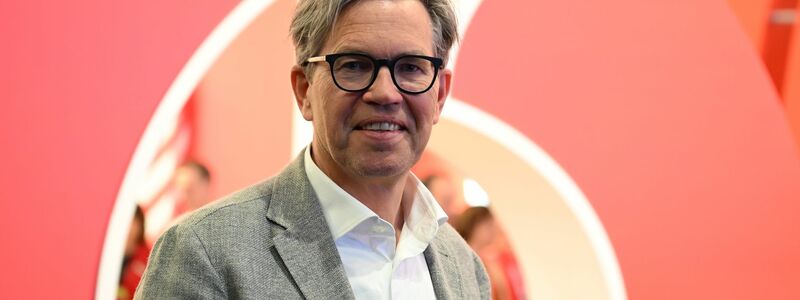 Vodafone-Deutschlandchef Marcel de Groot vor einem großen Plastik-Logo seiner Firma. - Foto: Wolf von Dewitz/dpa