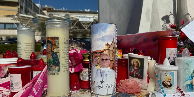 Papst Franziskus erleidet im Krankenhaus wieder einen Rückschlag. - Foto: Christoph Sator/dpa