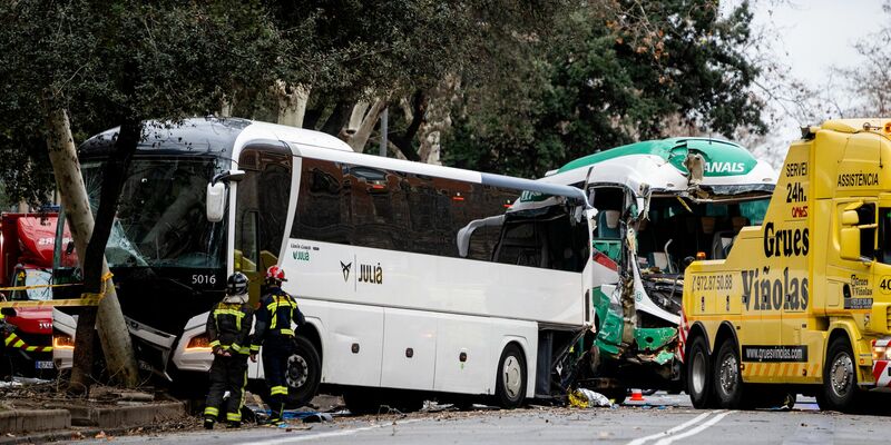 Beim Unfall wurden auch ein Baum und eine Straßenlaterne beschädigt. (Foto aktuell) - Foto: Lorena Sopêna/EUROPA PRESS/dpa