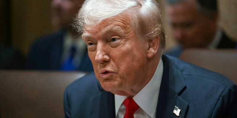 Noch hält sich Donald Trump bedeckt dazu, ob er seine Drohung wahr machen und die militärische Hilfe für die Ukraine einstellen könnte. (Archivbild) - Foto: Pool/AP/dpa