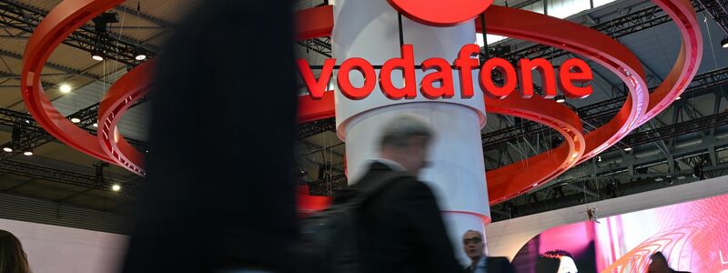 Während die Deutsche Telekom ein eigenes KI-Smartphone auf den Markt bringt, setzt Konkurrent Vodafone auf die Geräte von etablierten Handyherstellern. - Foto: Wolf von Dewitz/dpa