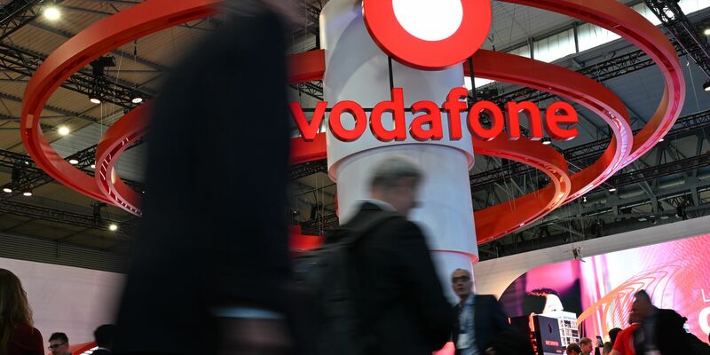 Das Vodafone-Logo am Messestand der Firma bei der Mobilfunk-Messe MWC. - Foto: Wolf von Dewitz/dpa