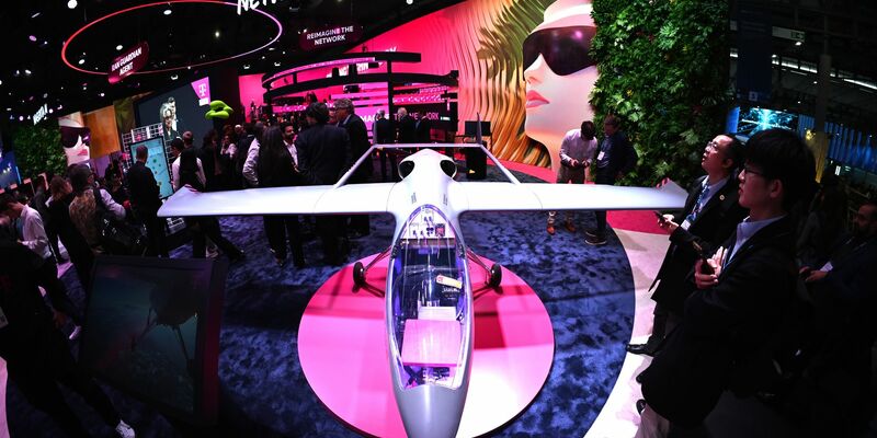 Diese Drohne hat eine Mobilfunk-Antenne eingebaut, mit der entlegene Gebiete temporär mit Handynetz versorgt werden können. - Foto: Wolf von Dewitz/dpa