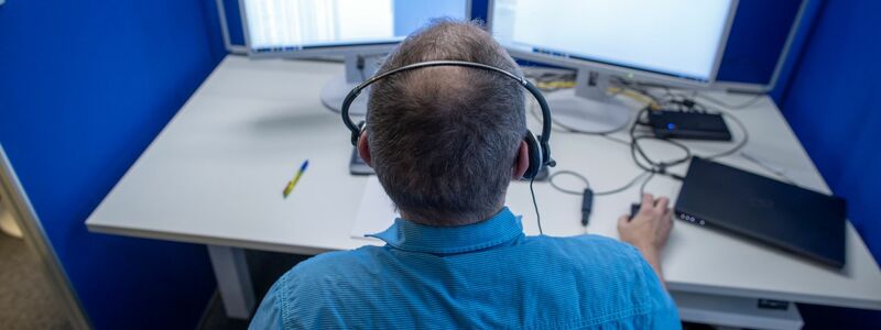 Ein Mitarbeiter einer Telefonzentrale nimmt Anfragen entgegen. (Archivbild) - Foto: Jens Büttner/dpa-Zentralbild/dpa